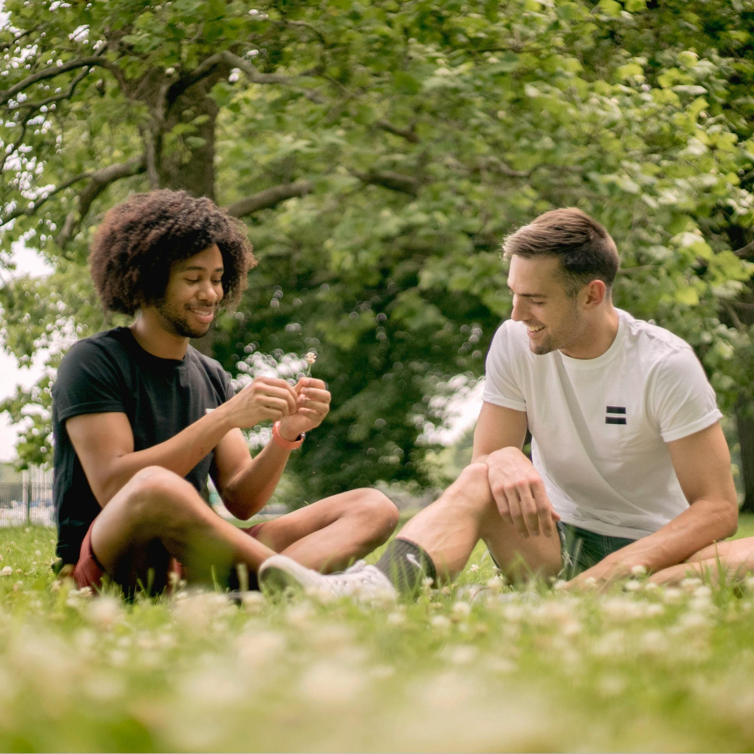 Dating on the Go: Tips for Meeting Someone While Traveling